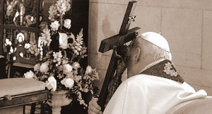 pope_hugs_crucifix