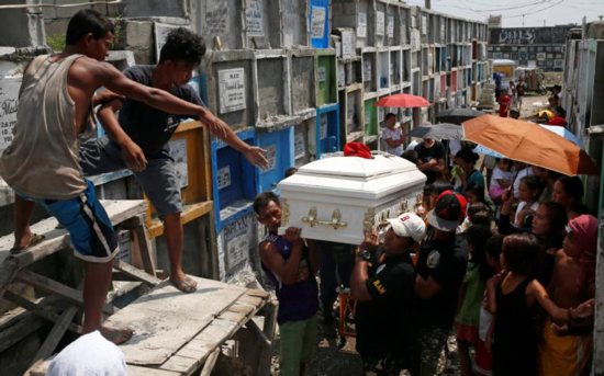 Men carry the coffin of Vicente Batiancila Oct. 23, who police say was among five victims of recent drug-related killings, during his funeral in Manila, Philippines. As Filipinos remembered their departed on All Souls' Day, the country's church leaders called on the faithful to also pray for those who fell victim in the government's all-out war against illegal drugs. CNS photo/Erik De Castro, Reuters