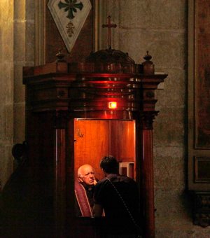 Chilean Cardinal Ricardo Ezzati hears confession at the Santiago cathedral Feb. 17, 2013. Chilean bishops said that while they support legislation requiring priests and religious authorities to report crimes, they also fear that an update to the country's current law would force clergy to break the sacramental seal of confession.